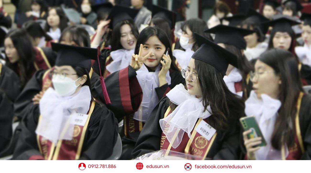 Sinh viên trường Đại học nữ sinh Duksung