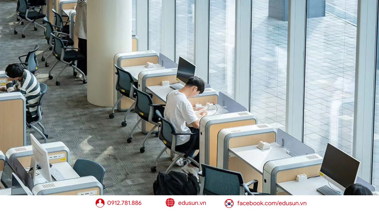 Sinh viên Đại học HUFS