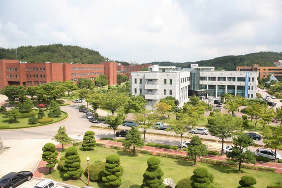 Khuôn viên xanh hiện đại của Đại học Quốc gia Kunsan tại Hàn Quốc.