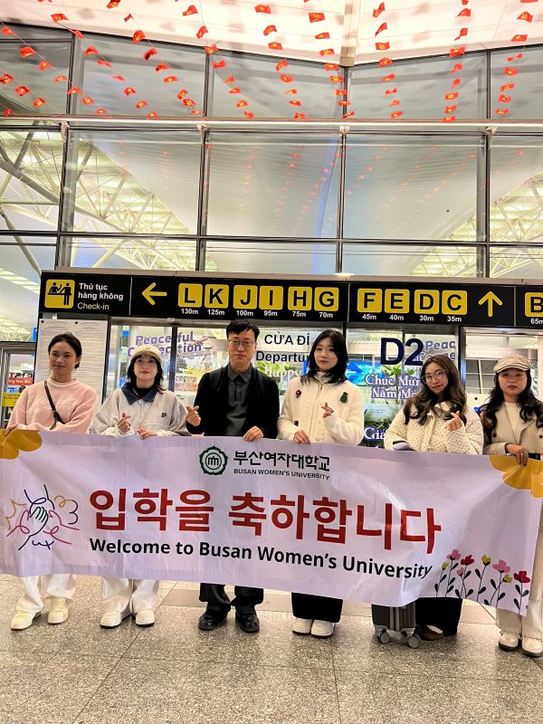 Các bạn nữ du học sinh tại Hàn Quốc đang thảo luận về việc chọn ngành du học dễ xin việc năm 2026.