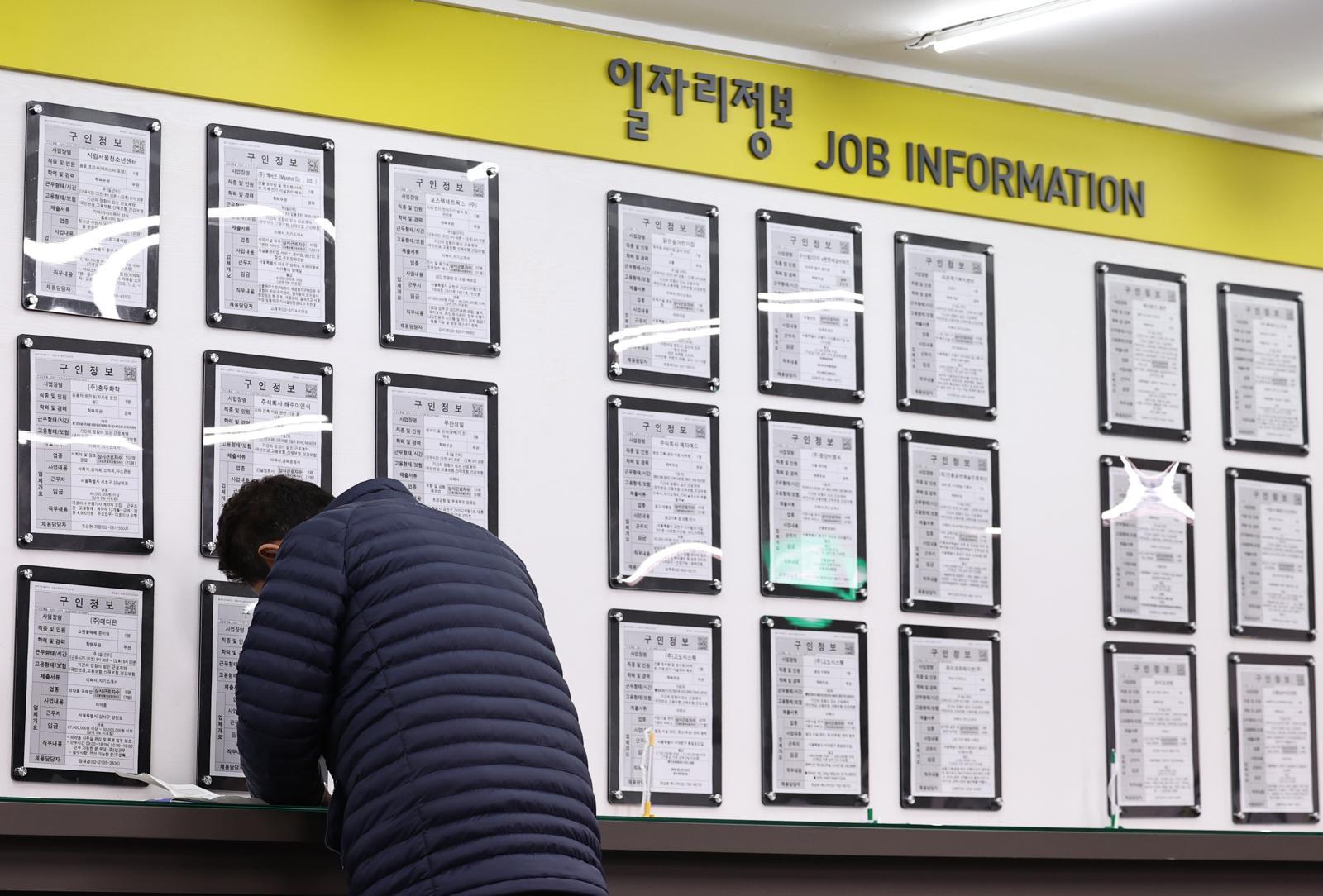 Sinh viên xem bảng thông báo việc làm khi du học Hàn Quốc vừa học vừa làm