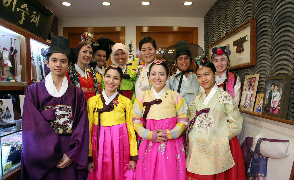 Nhóm học sinh ngoại quốc mặc trang phục truyền thống Hanbok Hàn Quốc.