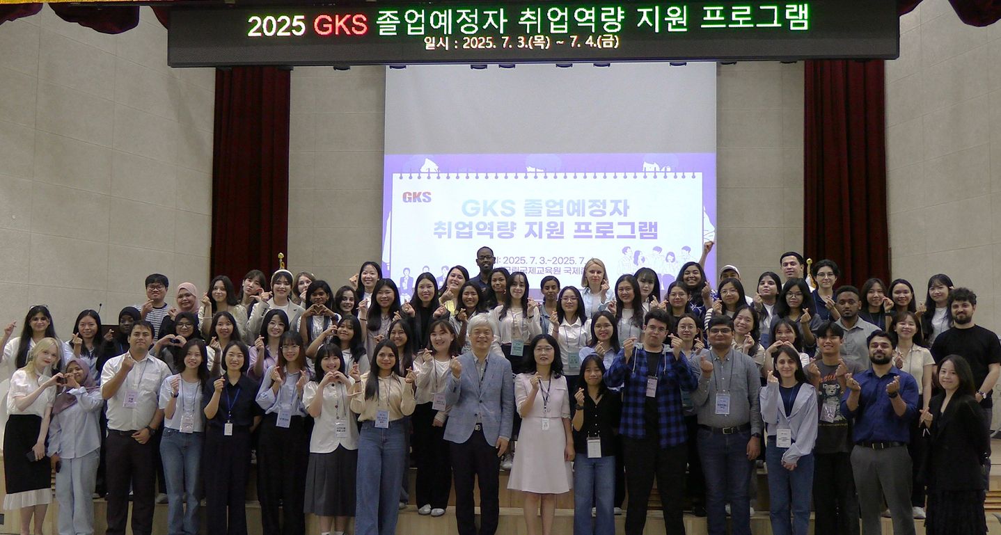 Sinh viên quốc tế nhận giải tại lễ trao học bổng Global Korea Scholarship