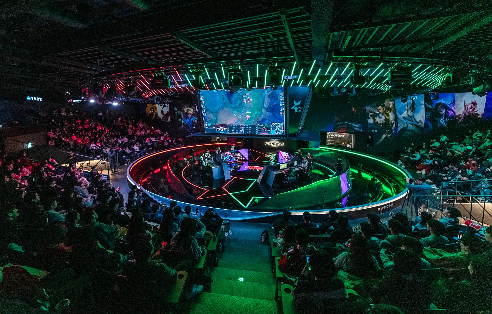 Khung cảnh nhà thi đấu giải vô địch thế giới Esports Liên Minh Huyền Thoại hoành tráng và sôi động