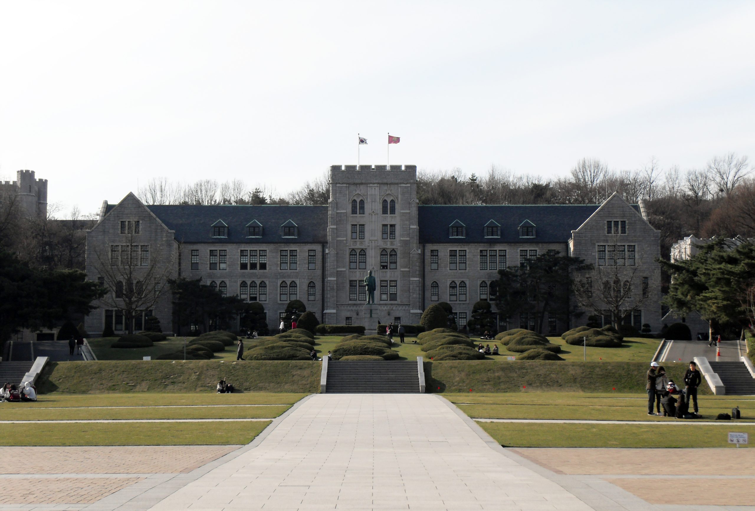 Sinh viên đi bộ trong khuôn viên trường đại học cổ kính tại Seoul - Minh họa cho cơ hội du học Hàn Quốc miễn phí