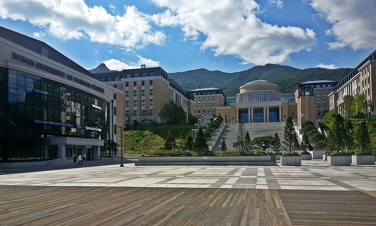 Khuôn viên trường Đại học Ngoại ngữ Busan (BUFS) tại thành phố Busan, Hàn Quốc