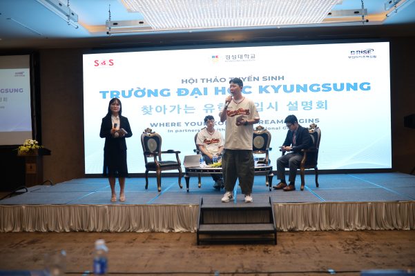 Đại diện Trường Đại học Kyungsung chia sẻ điều kiện tuyển sinh hệ Thạc sĩ E-visa tại hội thảo.