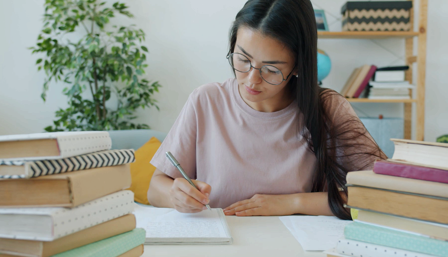Sinh viên đang viết kế hoạch học tập và giới thiệu bản thân để chuẩn bị hồ sơ du học Hàn Quốc