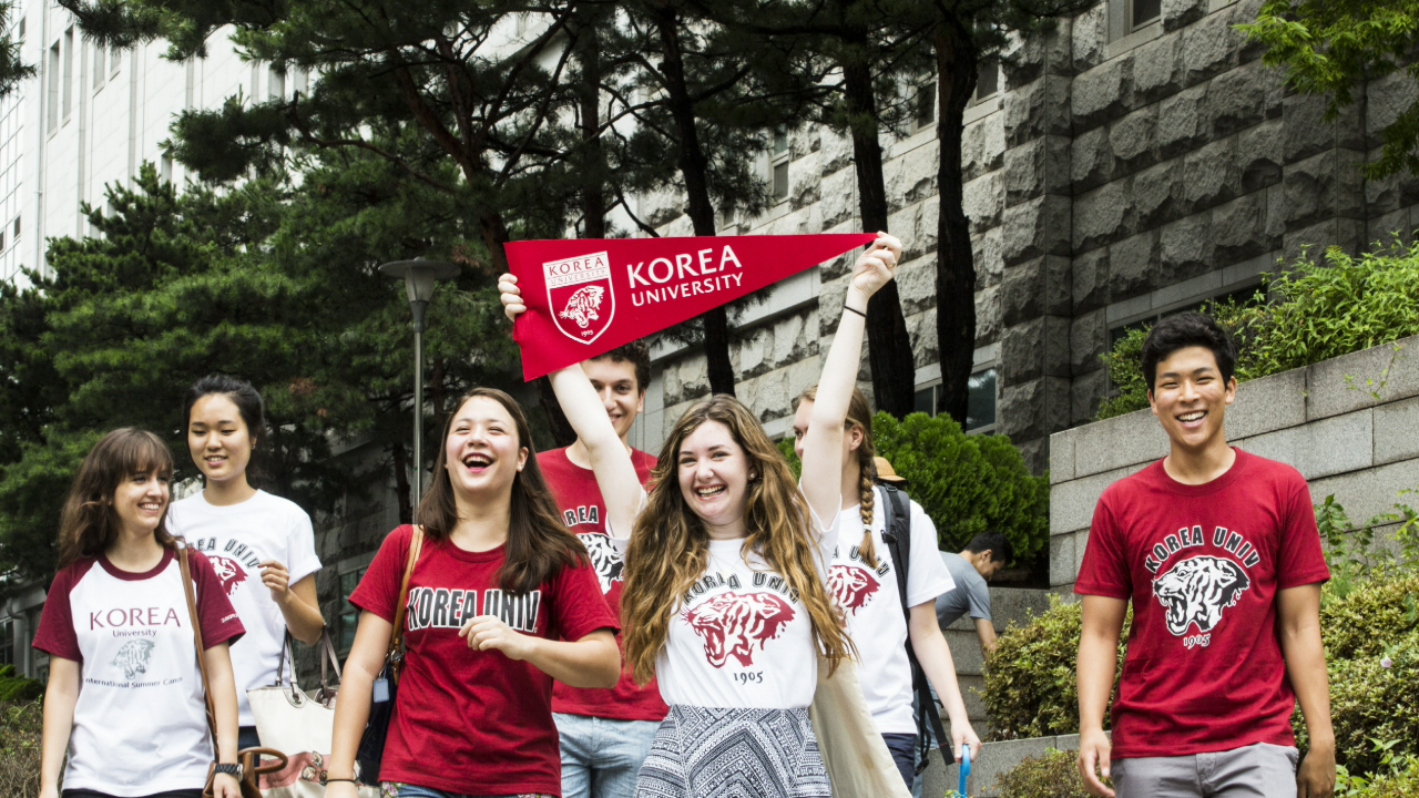 Du học sinh quốc tế diện Visa D-2 rạng rỡ tại khuôn viên Đại học Korea Hàn Quốc