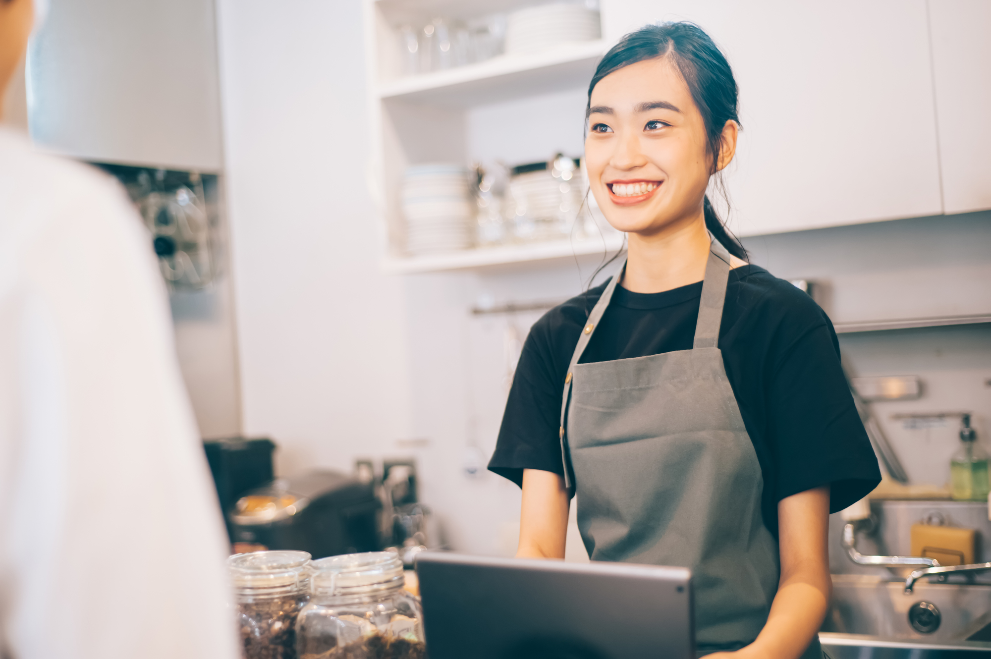Nữ sinh viên du học Hàn Quốc vừa học vừa làm thêm tại quán cafe với thu nhập hấp dẫn