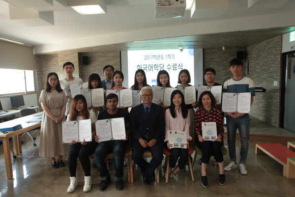Các du học sinh quốc tế nhận chứng chỉ hoàn thành khóa học tiếng Hàn diện Visa D-4-1 tại viện ngôn ngữ