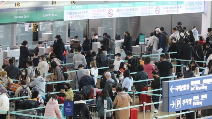 Khung cảnh làm thủ tục check in tại sân bay chuẩn bị sang Hàn Quốc du học
