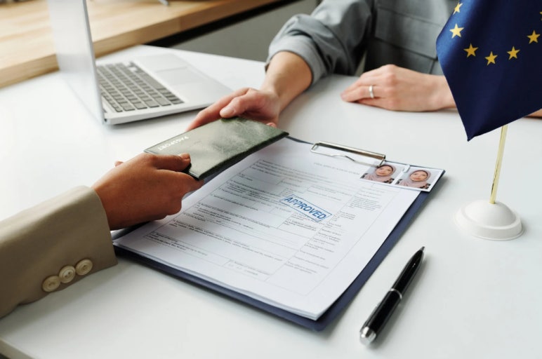 Hồ sơ xin visa du học Hàn Quốc được đóng dấu phê duyệt (approved) cùng hộ chiếu sau khi chứng minh tài chính bằng sổ đóng băng thành công.