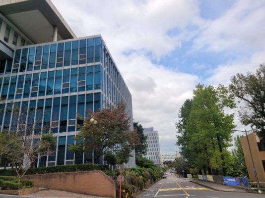Khuôn viên tòa nhà giảng đường hiện đại bọc kính tại trường Đại học thuộc các khu vực Gyeonggi, Busan và Daegu Hàn Quốc