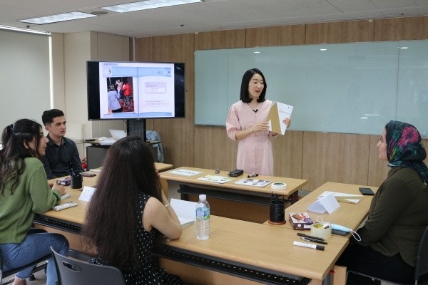 Giáo viên bản xứ hướng dẫn điều kiện học vấn và hồ sơ năng lực cho du học sinh hệ tiếng tại Hàn Quốc