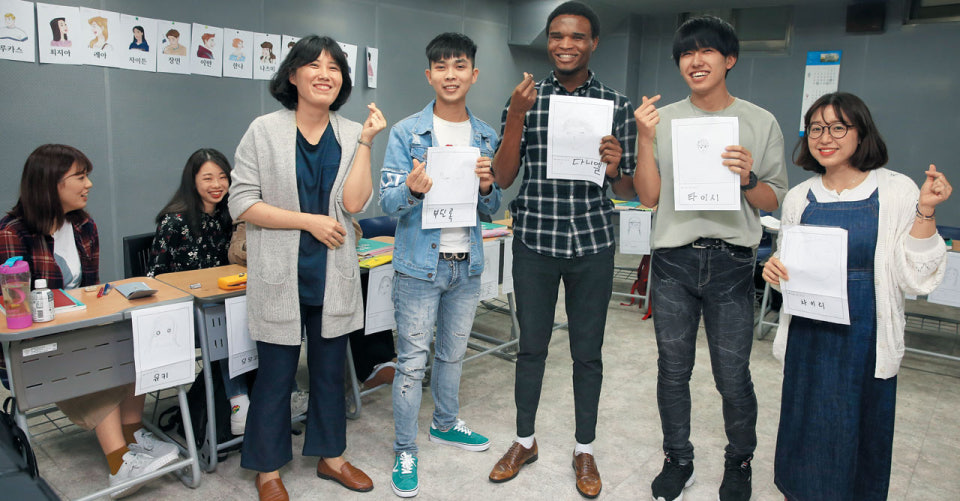 Du học sinh quốc tế chụp ảnh kỷ niệm trong lớp học tiếng Hàn hệ visa D4-1 tại viện ngôn ngữ