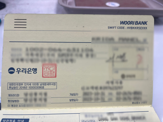 Mẫu sổ tài khoản giấy thông thường của ngân hàng Woori Bank Hàn Quốc với logo và con dấu đỏ phục vụ quy trình rút tiền đóng băng K-Study.
