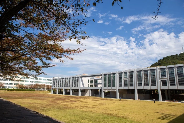 Khuôn viên xanh và kiến trúc hiện đại của một trường đại học tại Hàn Quốc