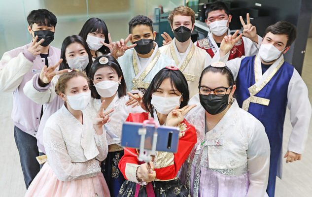 Các bạn du học sinh quốc tế trải nghiệm văn hóa mặc đồ Hanbok truyền thống tại Hàn Quốc.
