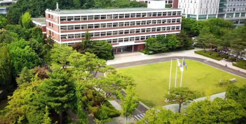 Toà nhà cổ kính tại trường đại học Hàn Quốc trong quy trình chọn trường du học.