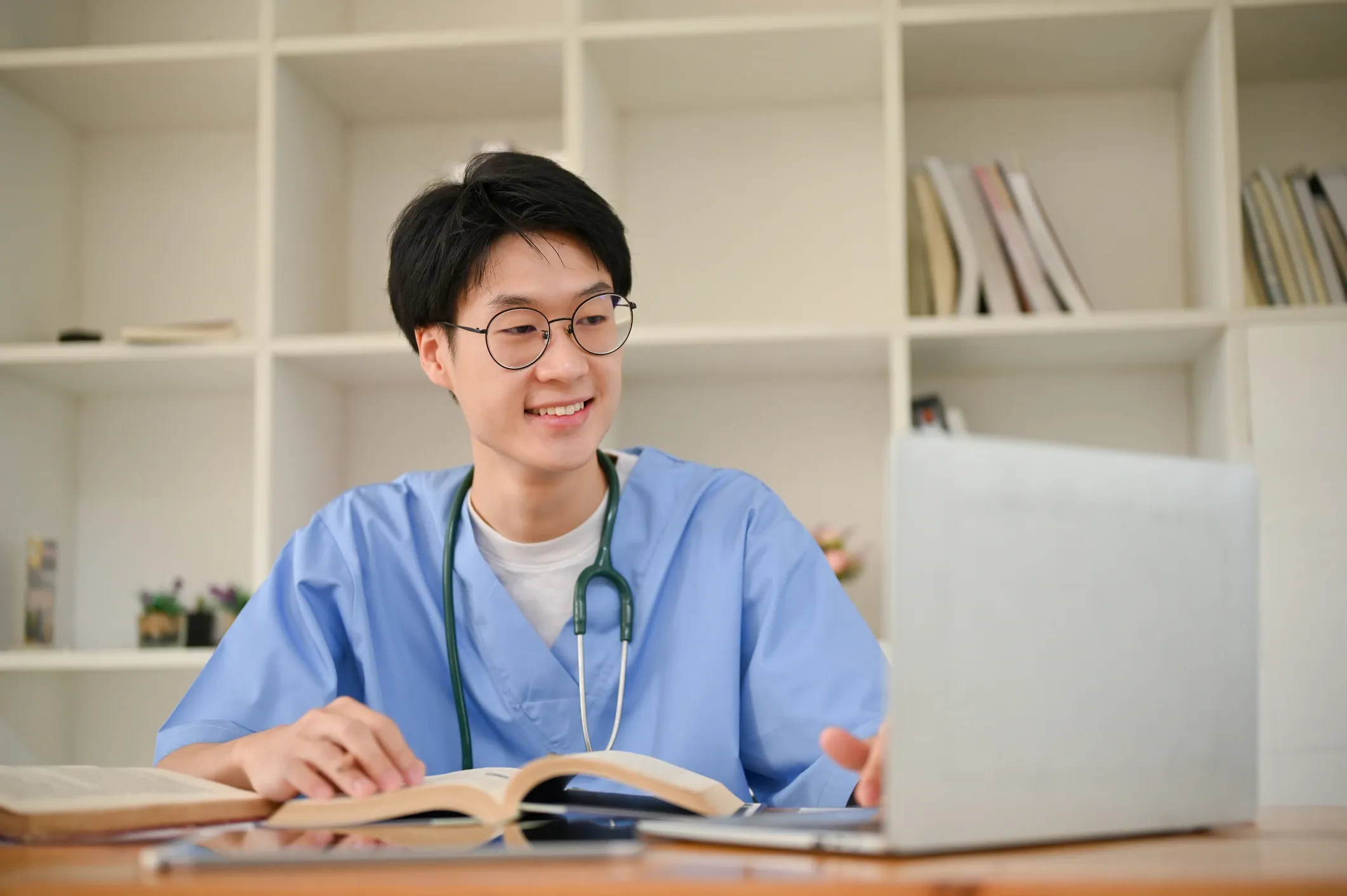 Nam sinh viên du học Hàn Quốc ngành điều dưỡng đang tra cứu tài liệu học tập