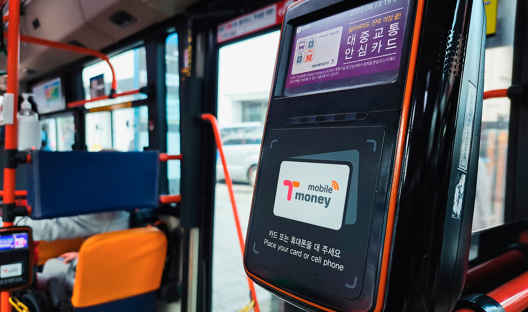 Máy quét thẻ thanh toán T-money trên xe buýt tại Hàn Quốc