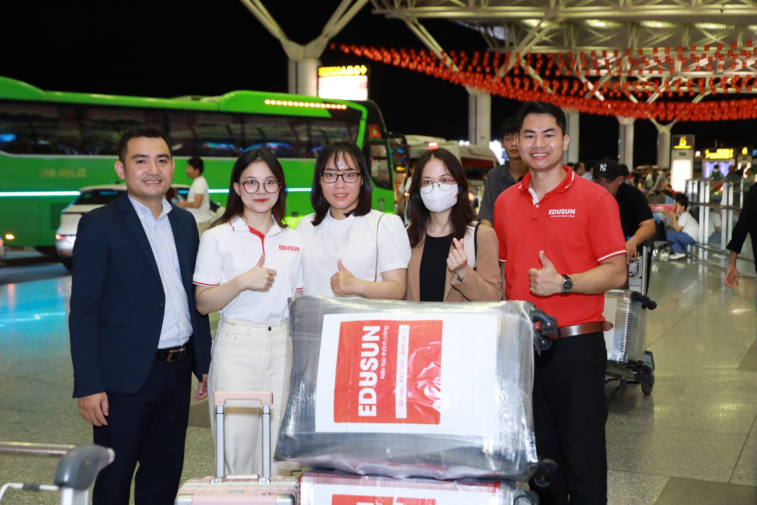 Đại diện trung tâm EduSun tiễn học viên lên đường du học thạc sĩ Hàn Quốc E-Visa tại sân bay