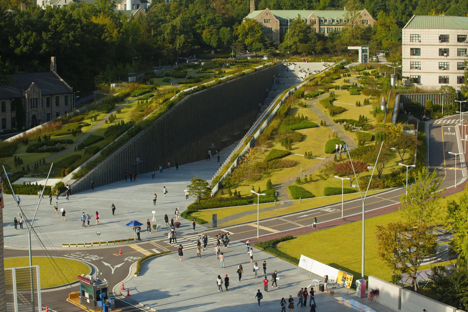 Khuôn viên trường Đại học Nữ sinh Ewha dành cho sinh viên du học Hàn Quốc ngành điều dưỡng