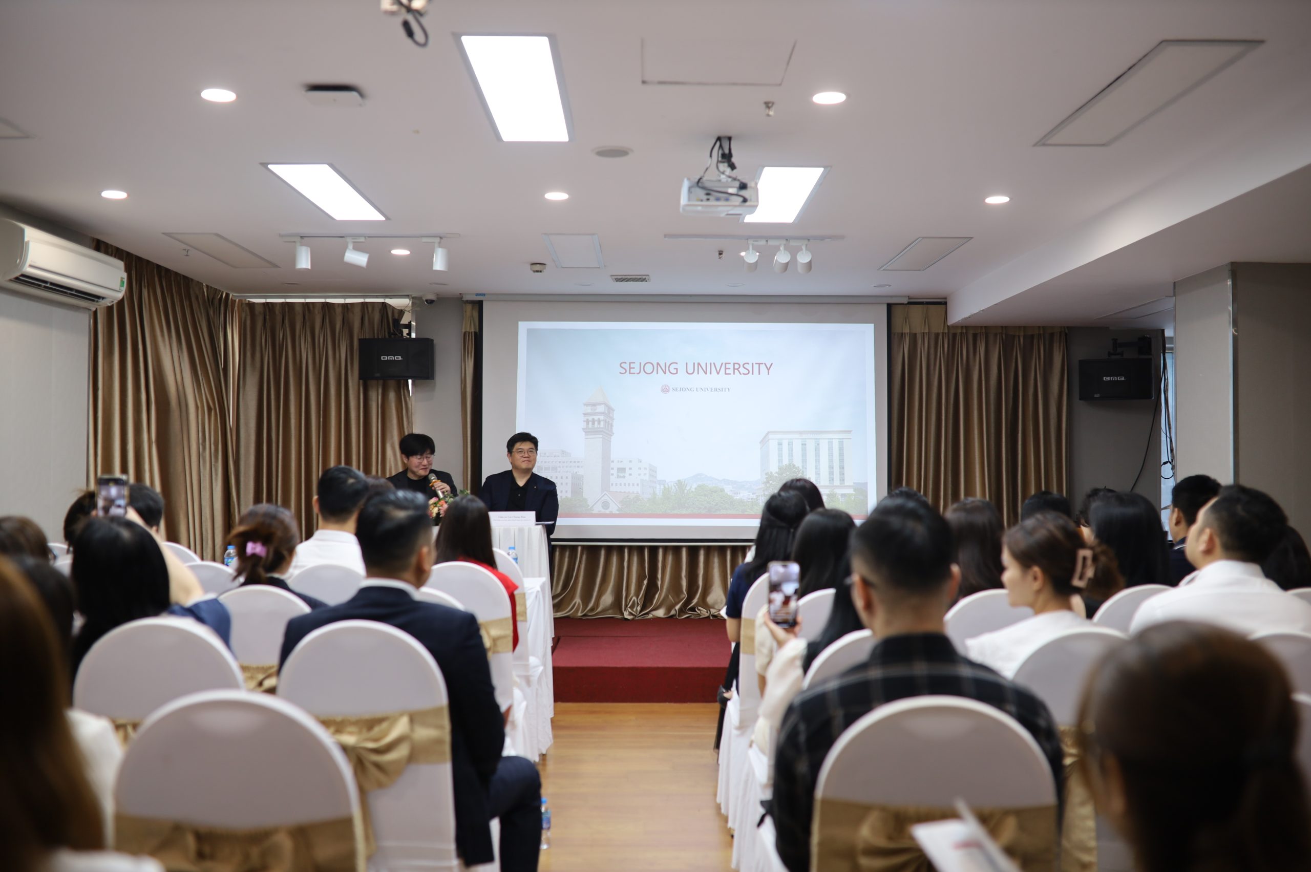 Đại diện Đại học Sejong thuyết trình tại hội thảo du học Hàn Quốc 2026.