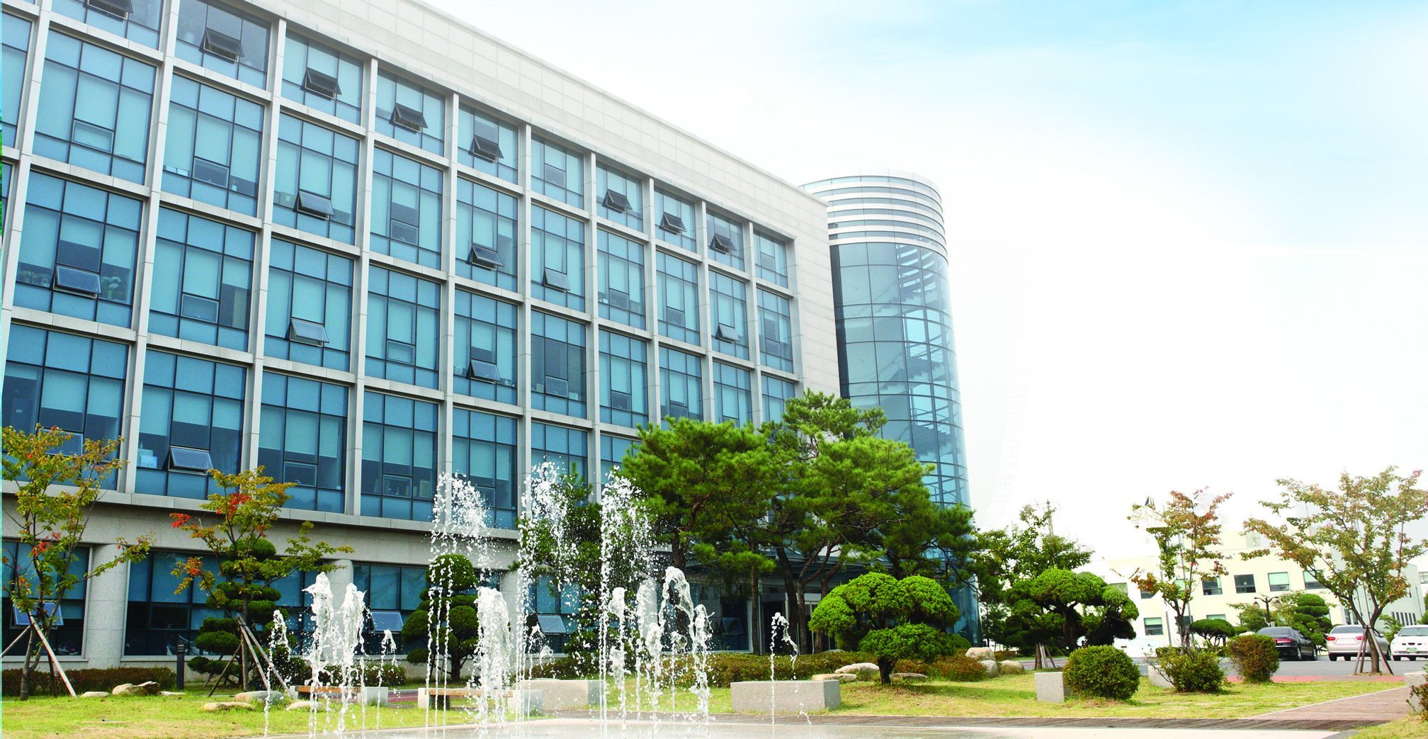 Tòa nhà hiện đại và đài phun nước trong khuôn viên Đại học Hàng không Hàn Quốc KAU