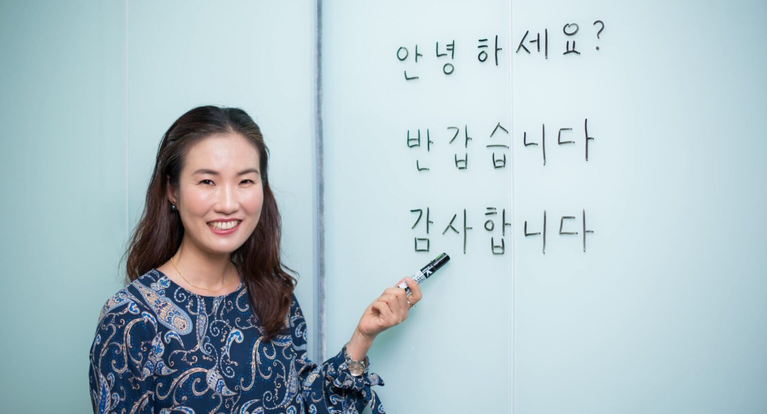 Hình ảnh giáo viên đang giảng bài tiếng Hàn minh họa cho chuyên ngành Giảng dạy ngoại ngữ thuộc ngành ngôn ngữ hệ Thạc sĩ E-Visa