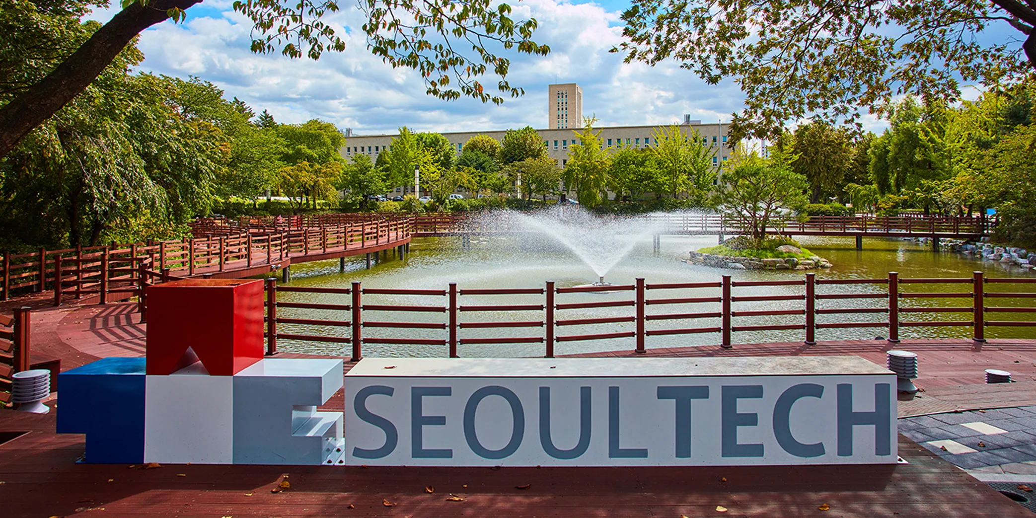 Biểu tượng SeoulTech bên hồ nước trong khuôn viên Đại học SeoulTech