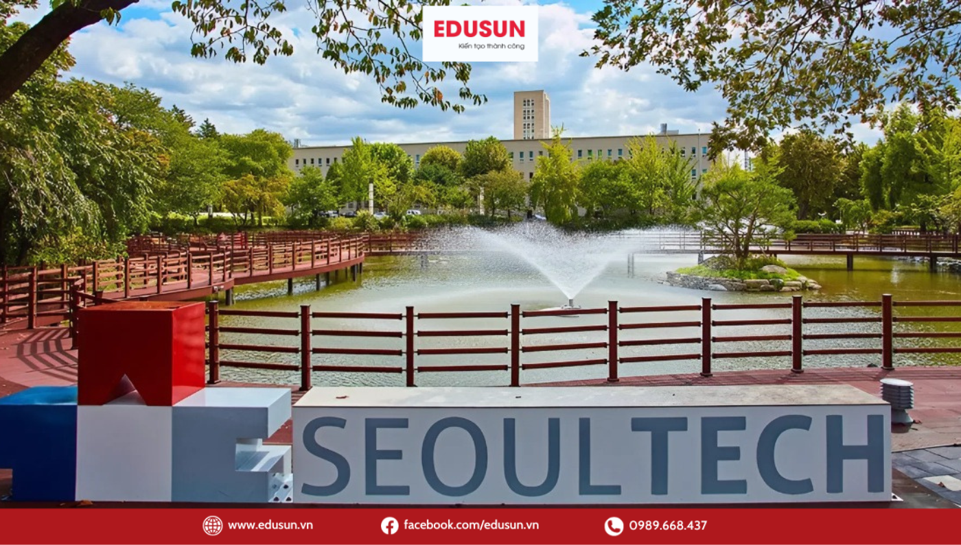 Biểu tượng SeoulTech bên hồ nước trong khuôn viên Đại học SeoulTech