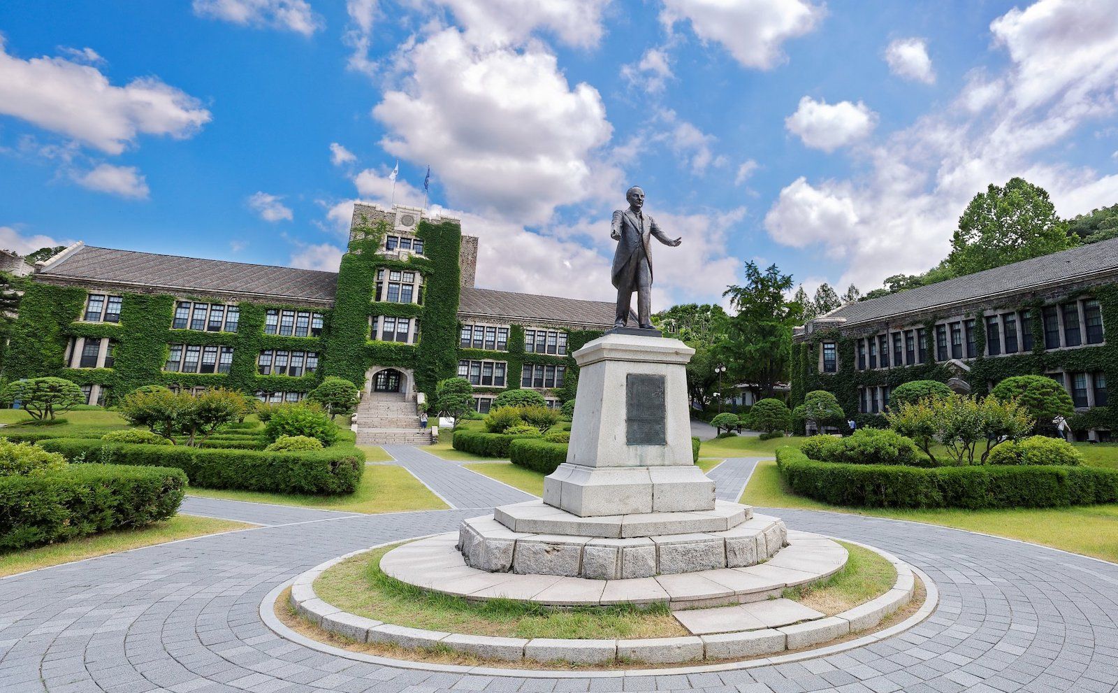 Tượng đài và khuôn viên tòa nhà Underwood tại Đại học Yonsei Hàn Quốc