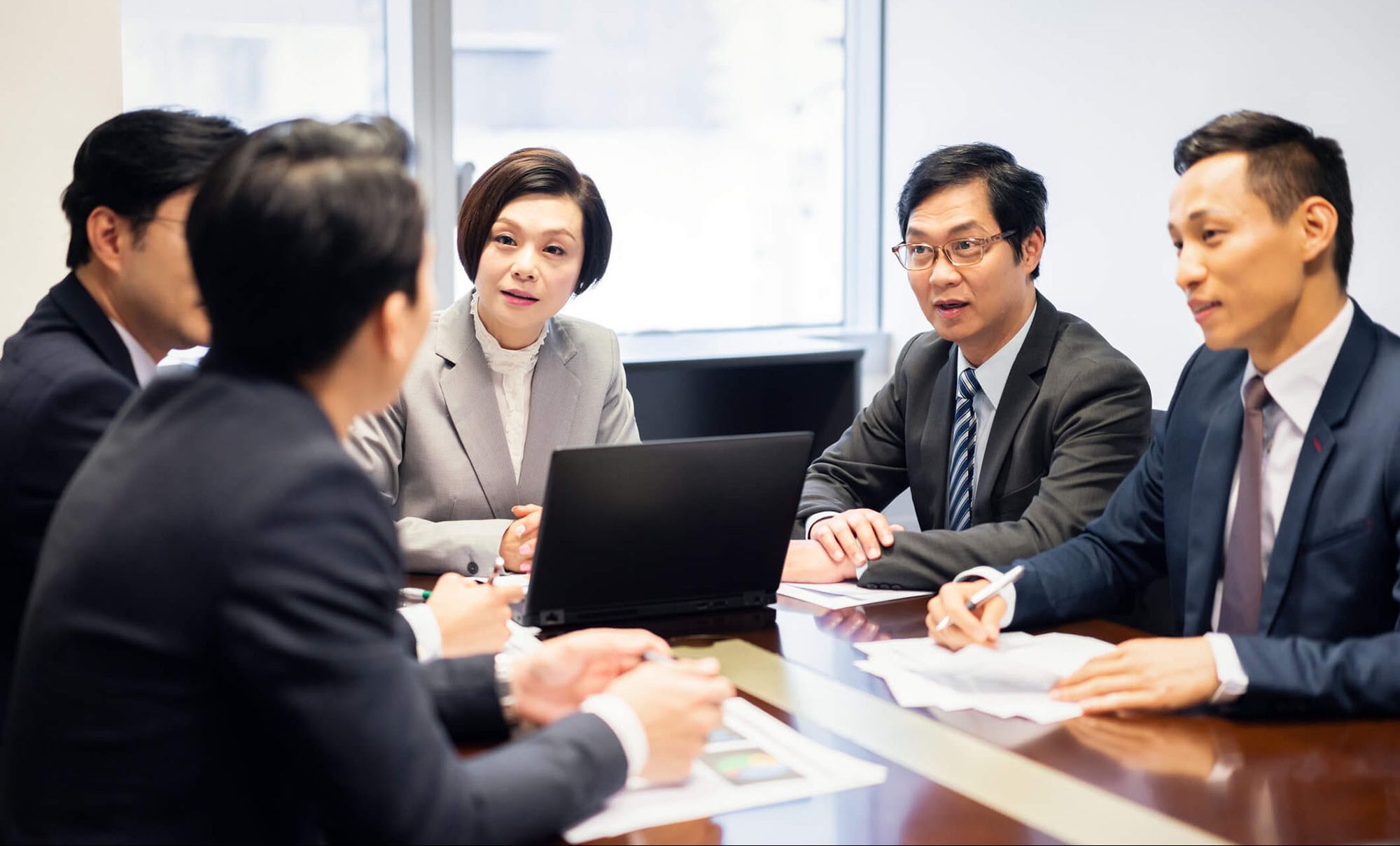 Hình ảnh các nhà quản lý đang họp bàn chiến lược minh họa cho ngành Quản trị kinh doanh hệ thạc sĩ E-Visa Hàn Quốc