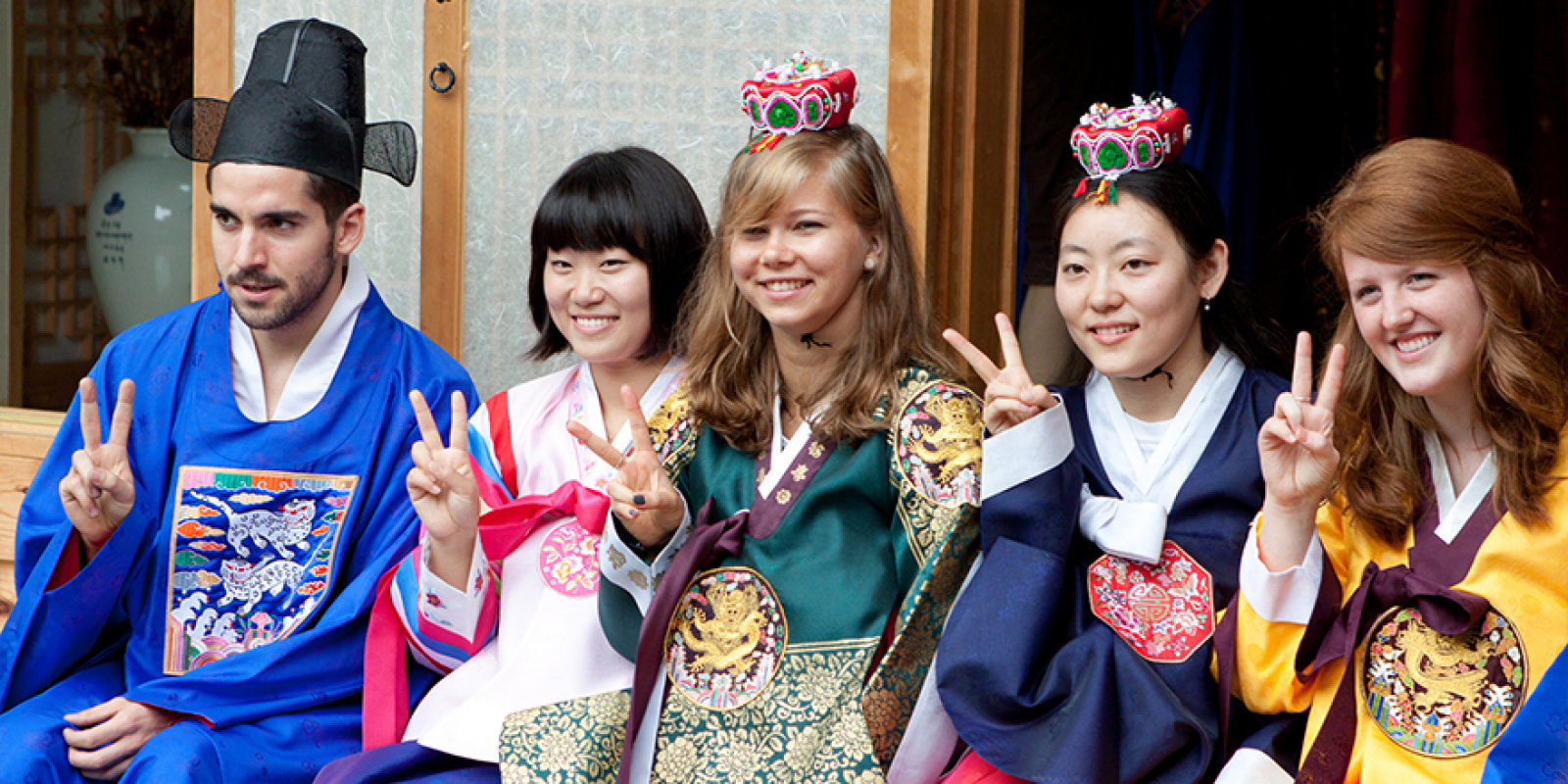 Hình ảnh sinh viên quốc tế mặc Hanbok trải nghiệm văn hóa minh họa cho chuyên ngành Ngôn ngữ Anh thuộc ngành ngôn ngữ hệ Thạc sĩ E-Visa