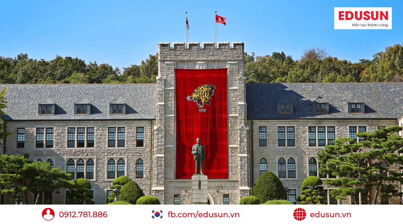 Tòa nhà chính kiến trúc Gothic của trường Đại học Korea với băng rôn đỏ in hình linh vật hổ.
