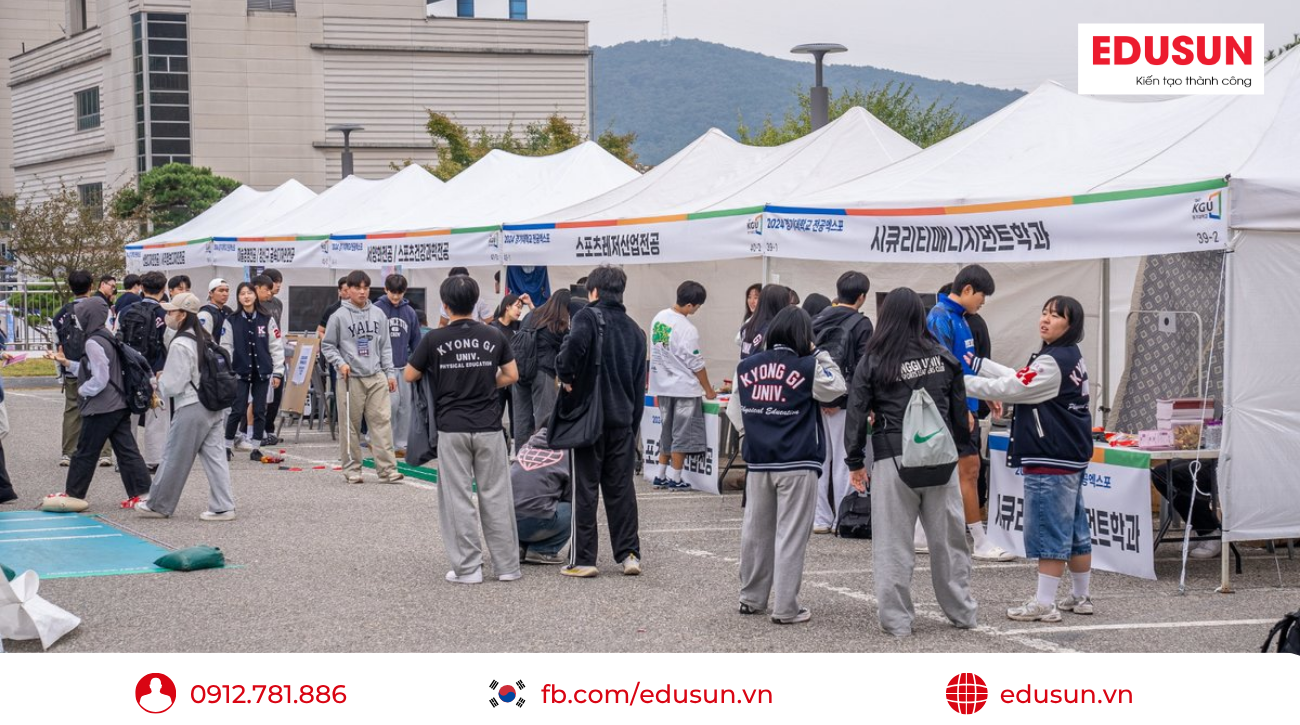 Sinh viên tham gia các hoạt động ngoại khóa và gian hàng sự kiện ngoài trời tại Đại học Kyonggi.