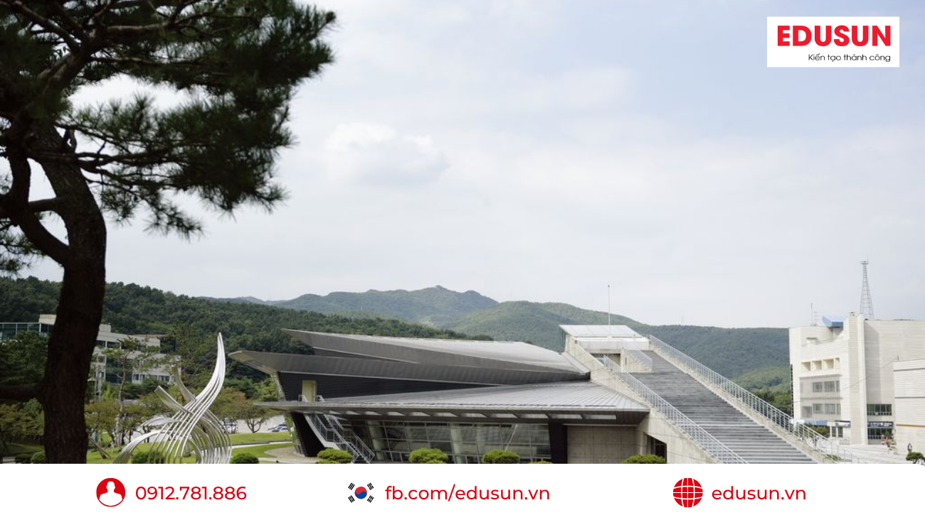 Khuôn viên rộng rãi và kiến trúc hiện đại của trường Đại học Kyonggi.