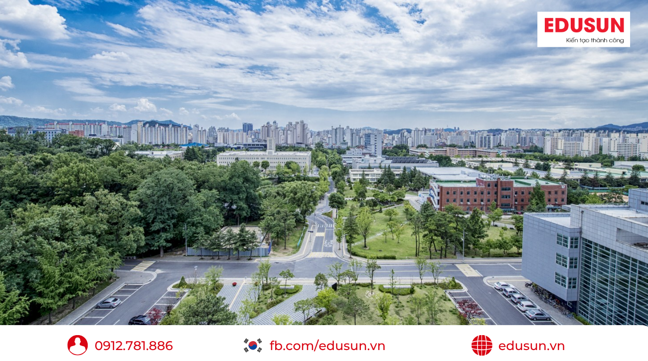 Toàn cảnh không gian xanh mát và khuôn viên rộng rãi của trường Đại học Seoultech.