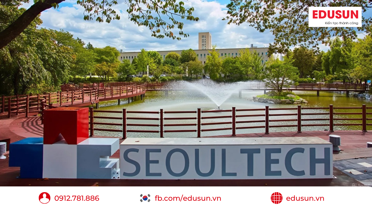 Khu vực cổng trường nổi bật với bảng tên Seoultech và đài phun nước mát mẻ giữa khuôn viên xanh.