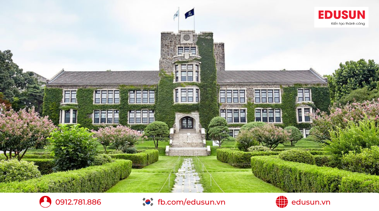 Hình ảnh tòa nhà cổ kính phủ đầy dây leo xanh mát tại khuôn viên trường Đại học Yonsei, Hàn Quốc.