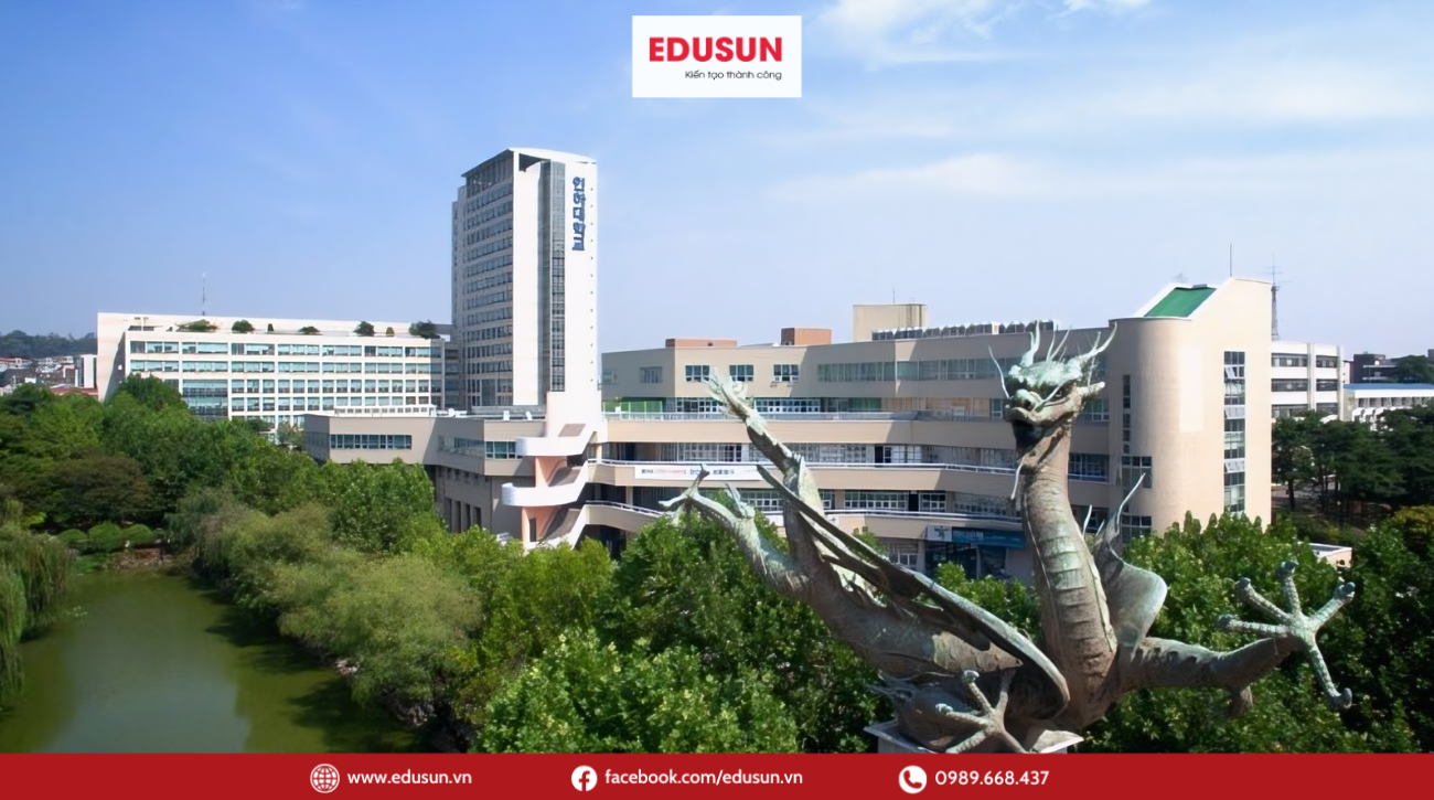 Toàn cảnh khuôn viên trường Đại học Inha (인하대학교) với hồ nước và tượng đài.