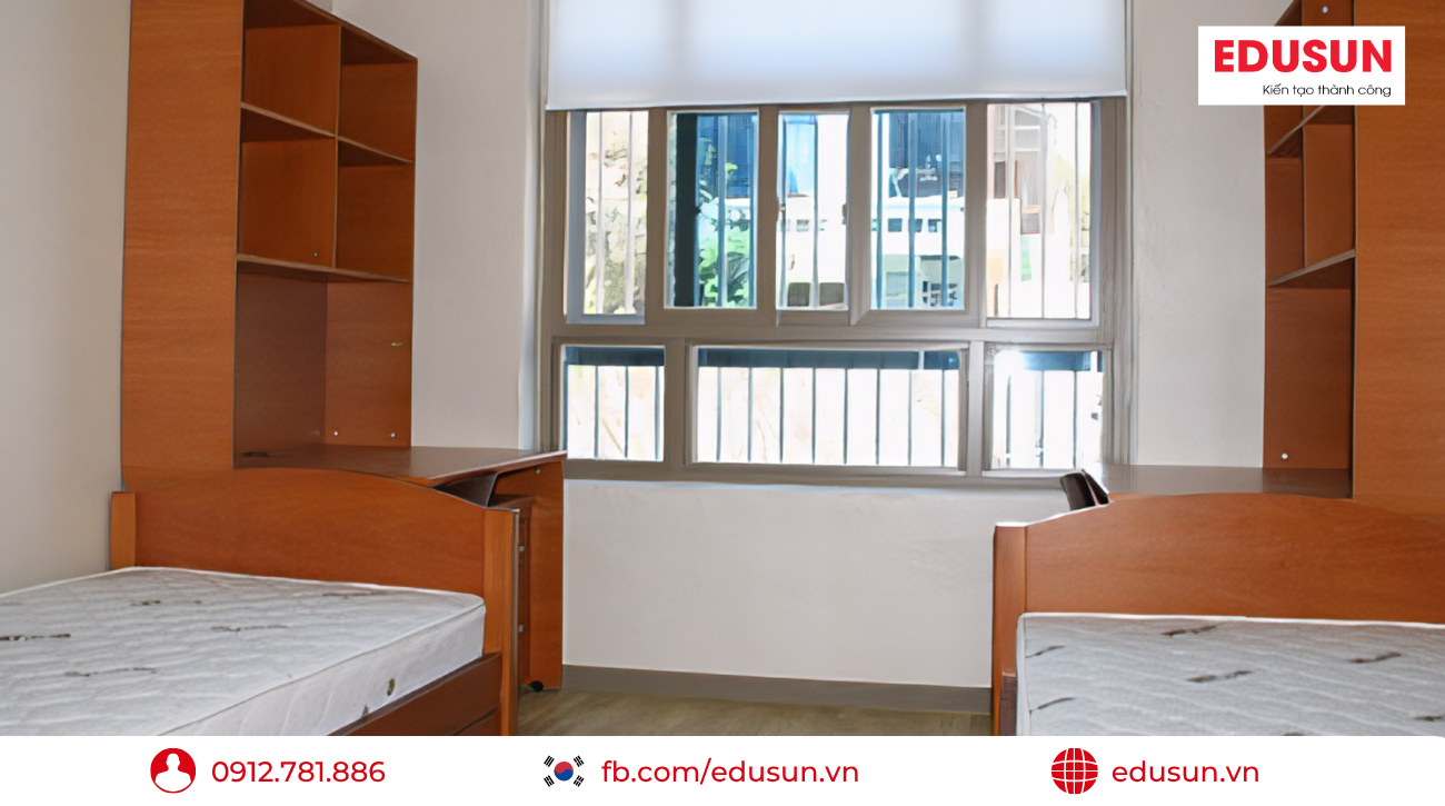 Hình ảnh phòng ký túc xá 2 giường với đầy đủ tiện nghi cơ bản tại trường Đại học Donggang, Hàn Quốc.