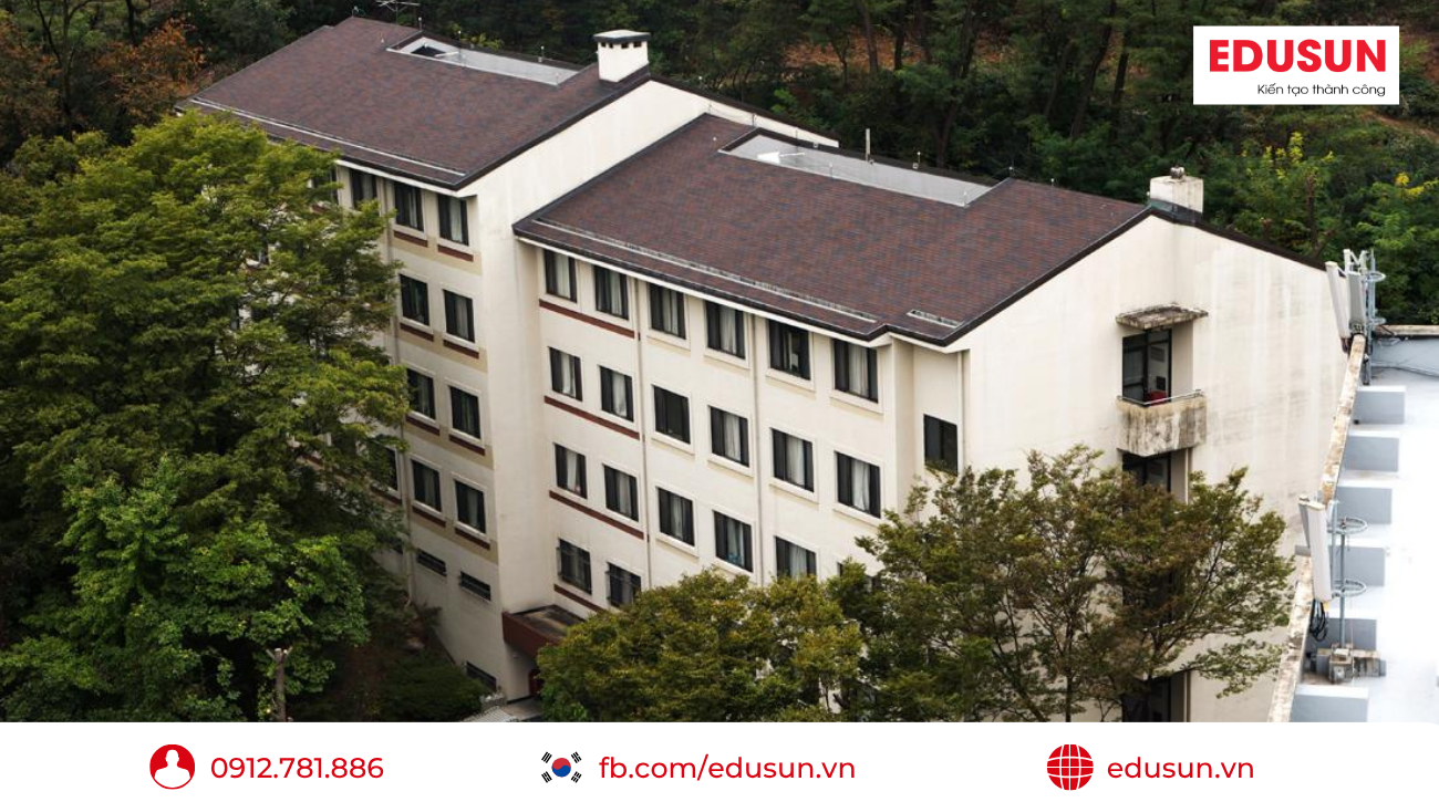 Toàn cảnh tòa nhà ký túc xá khang trang nằm giữa khuôn viên nhiều cây xanh của trường Đại học Korea.