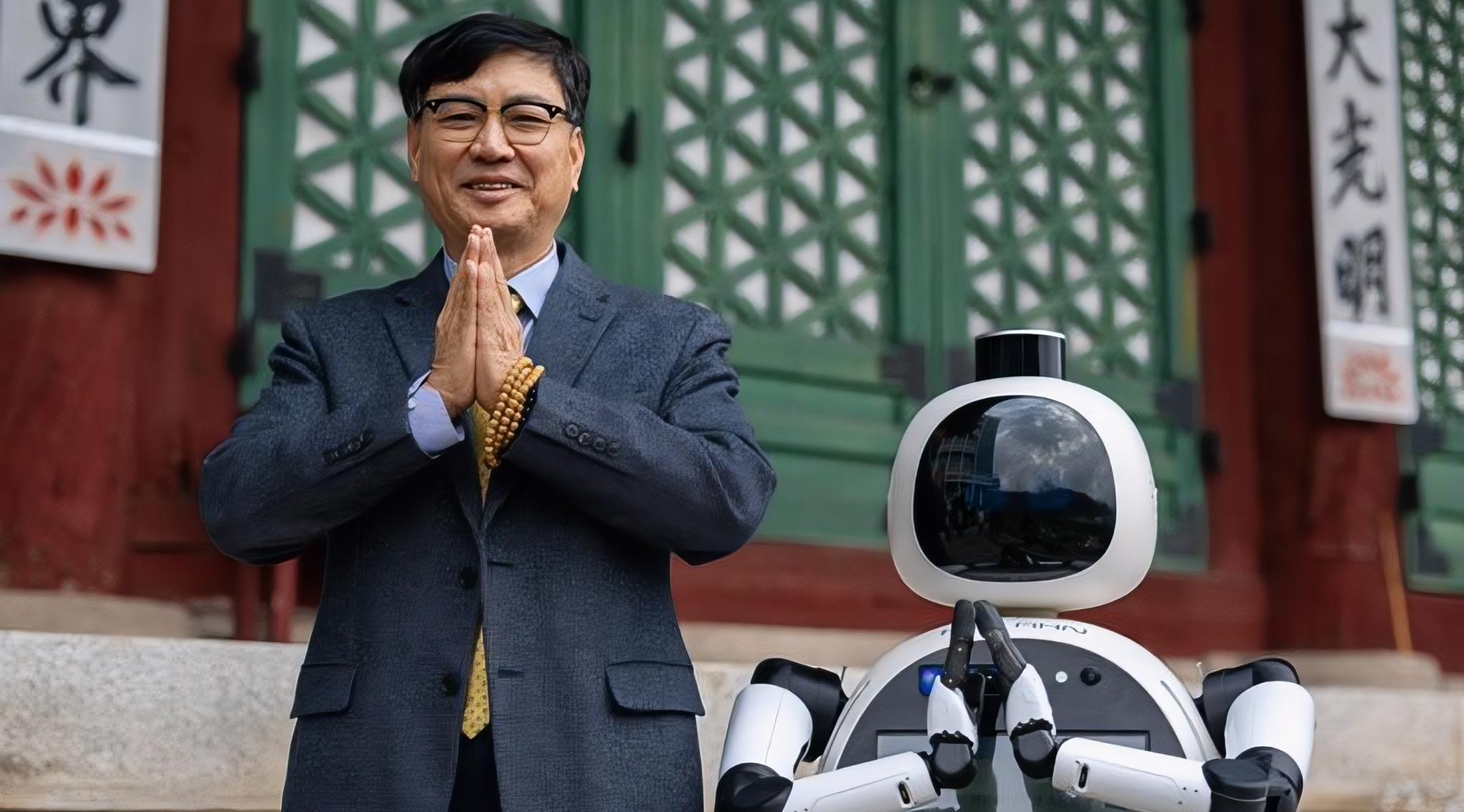 Chuyên gia mỉm cười đứng cạnh một robot thông minh hiện đại, đại diện cho sự phát triển của nhóm ngành Robot và Tự động hóa.