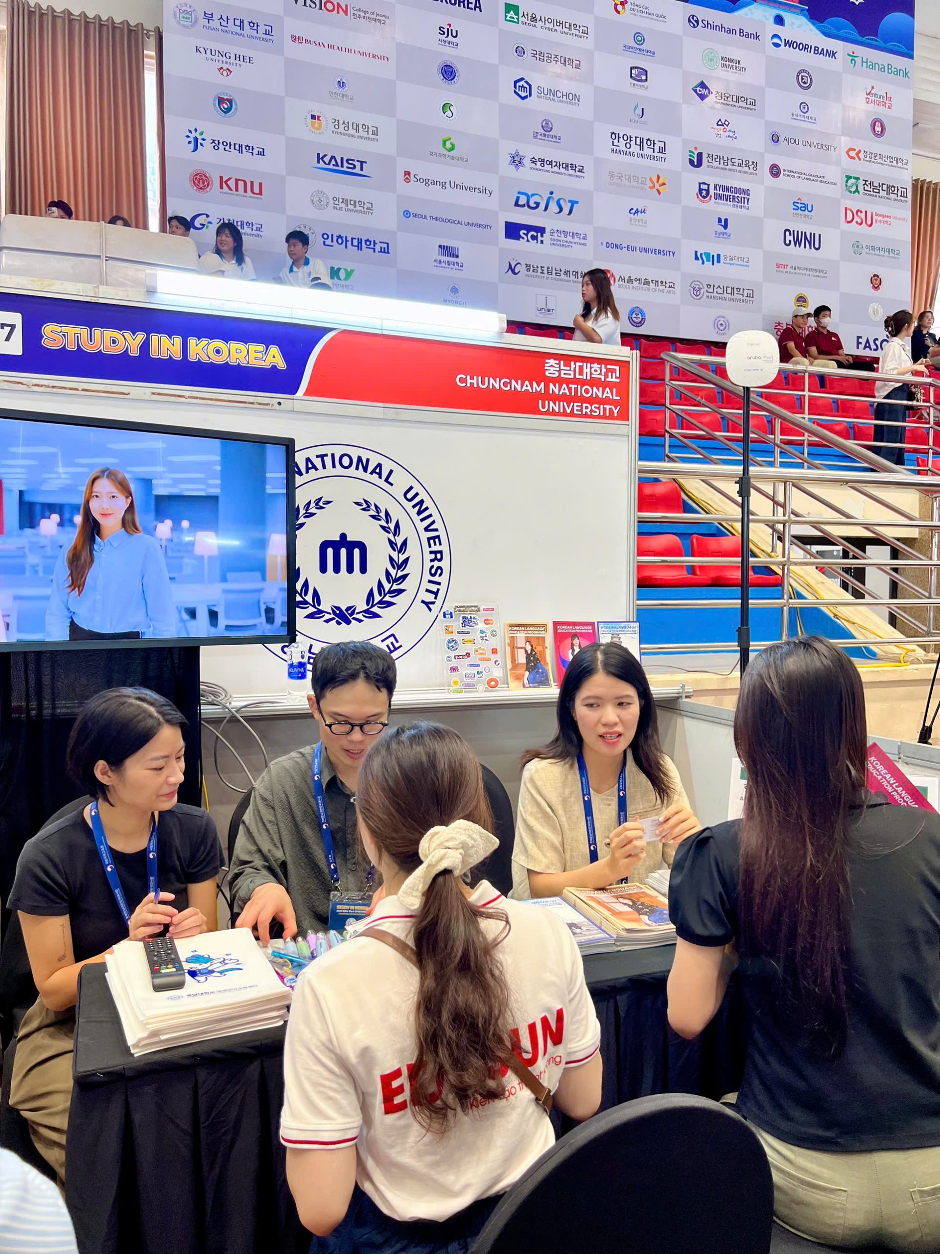 Học sinh, sinh viên tìm hiểu thông tin tại gian hàng tư vấn du học Hàn Quốc.